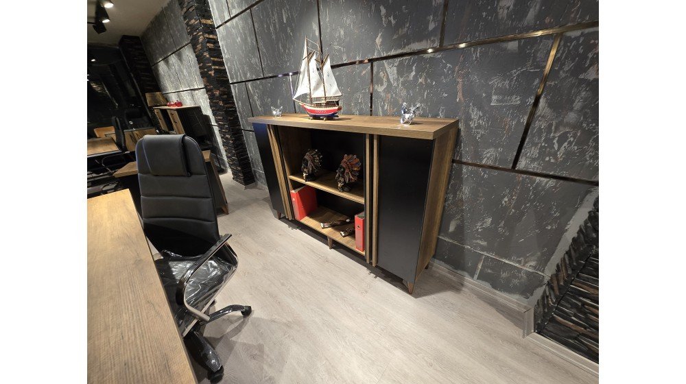 Anka lüks yönetici masa takımı, yivli antrasit panelleri ve doğal ahşap dokusu ile modern ofis ortamında V koltuklar ile sergileniyor.